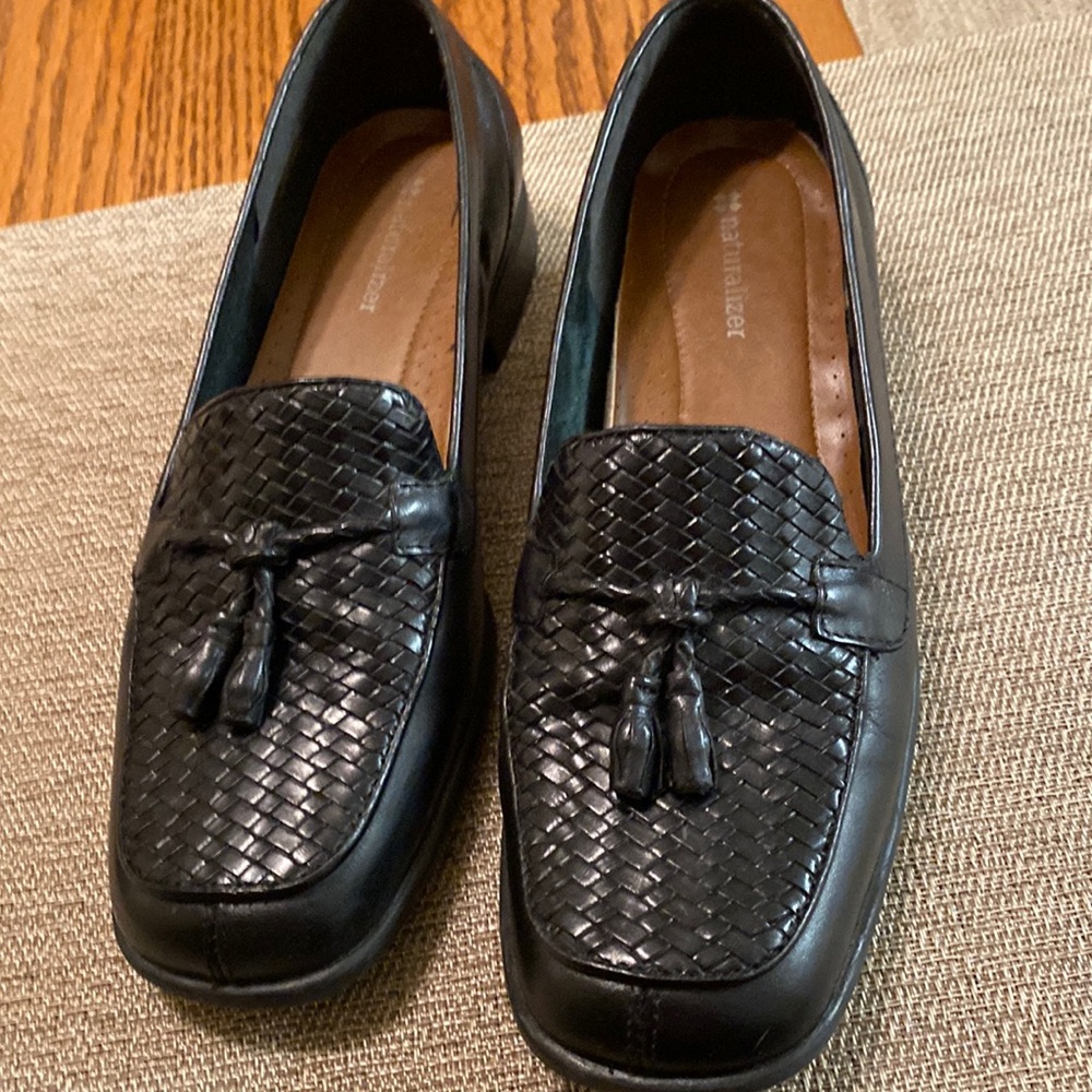 Beautiful loafers .black like brand new. Only worn a few times. I love them